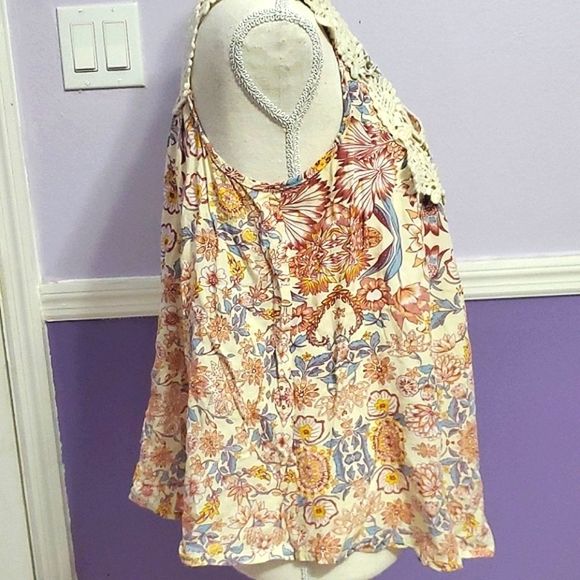 Solitaire Boho Cottagecore Cream Floral Crochet Sleeveless Flowy Top - Picture 3 of 7